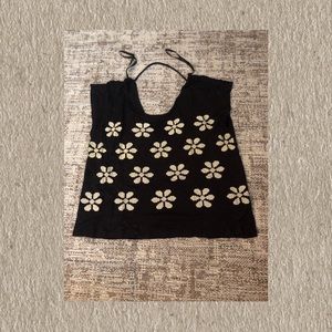 🤍 black t-shirt w/ flowers 🤍